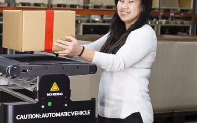 Lagermitarbeiter und Roboter arbeiten Hand in Hand, um den Anforderungen gerecht zu werden 
